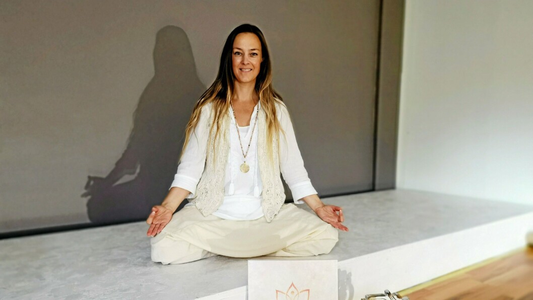 VELKOMMEN: Cecilie Samrita Aune har bygget en liten scene i rommet som skal romme mye mer enn yoga når Shanti Ma Healing & Yoga Center åpner 24. august. VELKOMMEN: Cecilie Samrita Aune har bygget en liten scene i rommet som skal romme mye mer enn yoga når Shanti Ma Healing & Yoga Center åpner 24. august.