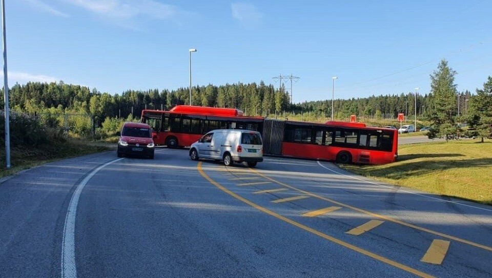 PÅ TVERS: Bussen står på tvers og dekker så godt som begge veibanene i ved innkjøringen til E6. PÅ TVERS: Bussen står på tvers og dekker så godt som begge veibanene i ved innkjøringen til E6.