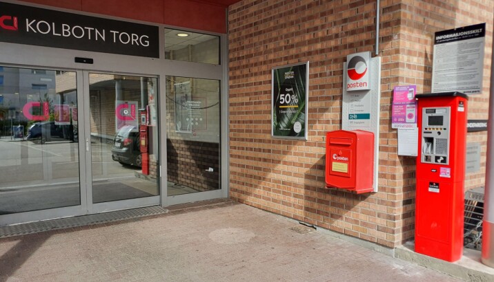 FIKK NYE AUTOMATER: Aimo Park, som drifter parkeringen på Kolbotn torg, valgte å erstatte de gamle parkeringsautomatene med de nye maskinene i begynnelsen av juli. Foto: Yana Stubberudlien