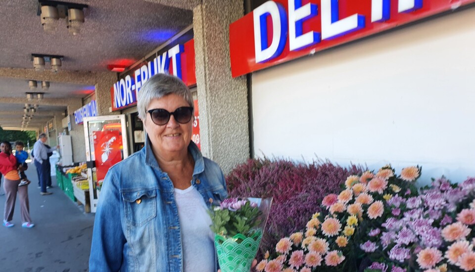 FAST KUNDE: – Jeg handler mye her på våren for å fylle blomsterkassene hjemme med blomster, men jeg er også ofte innom for å kjøpe blomster til helgen, sier Marit Husrem (69) fra Kolbotn. Foto: Yana Stubberudlien FAST KUNDE: – Jeg handler mye her på våren for å fylle blomsterkassene hjemme med blomster, men jeg er også ofte innom for å kjøpe blomster til helgen, sier Marit Husrem (69) fra Kolbotn. Foto: Yana Stubberudlien