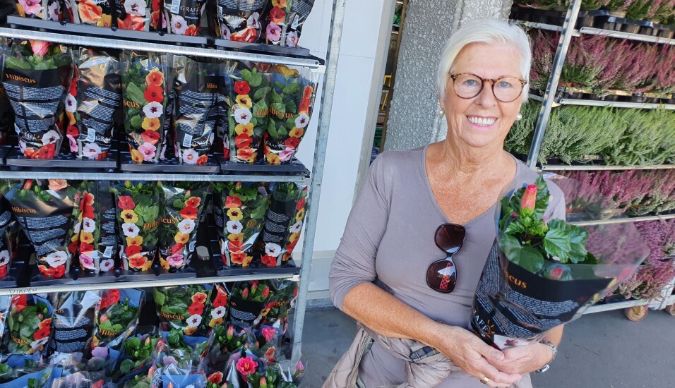 FORNØYD KUNDE: – For en strålende nyhet, utbryter Elisabeth Sjøberg Dehle (70) fra Kolbotn. Foto: Yana Stubberudlien FORNØYD KUNDE: – For en strålende nyhet, utbryter Elisabeth Sjøberg Dehle (70) fra Kolbotn. Foto: Yana Stubberudlien