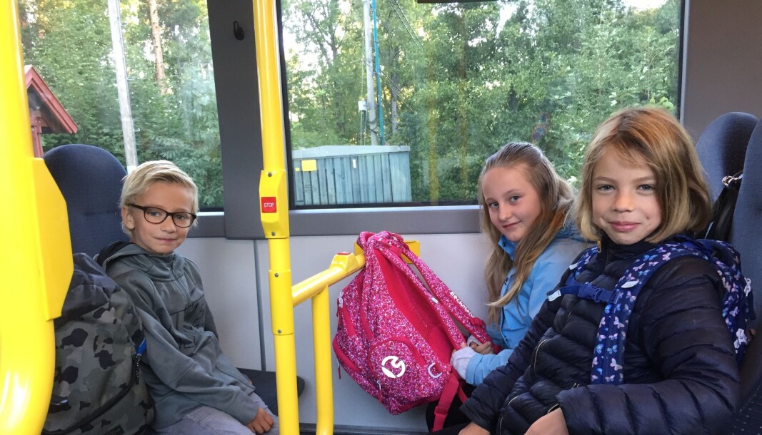PÅ VEI TIL KOLBOTN UTEN SIKKERHETSBELTER: På bildet kan du se Peter Mjønes (7), Guro Løkkevik Haugom (9) og Amanda Mjønes (9) fra Svartskog. Foto: Privat PÅ VEI TIL KOLBOTN UTEN SIKKERHETSBELTER: På bildet kan du se Peter Mjønes (7), Guro Løkkevik Haugom (9) og Amanda Mjønes (9) fra Svartskog. Foto: Privat