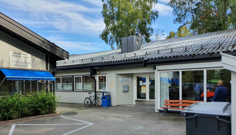 HER SKAL DET BYGGES ET TORG: Sidebygningen med legesenteret og tannlegesenteret skal rives etter at det nye helsesenteret er på plass. Det skal etableres et torg mellom det nye helsesenteret og dagens hovedbygg med Kiwi-butikken.