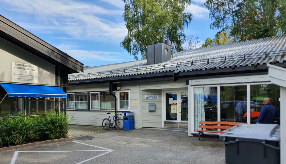 HER SKAL DET BYGGES ET TORG: Sidebygningen med legesenteret og tannlegesenteret skal rives etter at det nye helsesenteret er på plass. Det skal etableres et torg mellom det nye helsesenteret og dagens hovedbygg med Kiwi-butikken. HER SKAL DET BYGGES ET TORG: Sidebygningen med legesenteret og tannlegesenteret skal rives etter at det nye helsesenteret er på plass. Det skal etableres et torg mellom det nye helsesenteret og dagens hovedbygg med Kiwi-butikken.