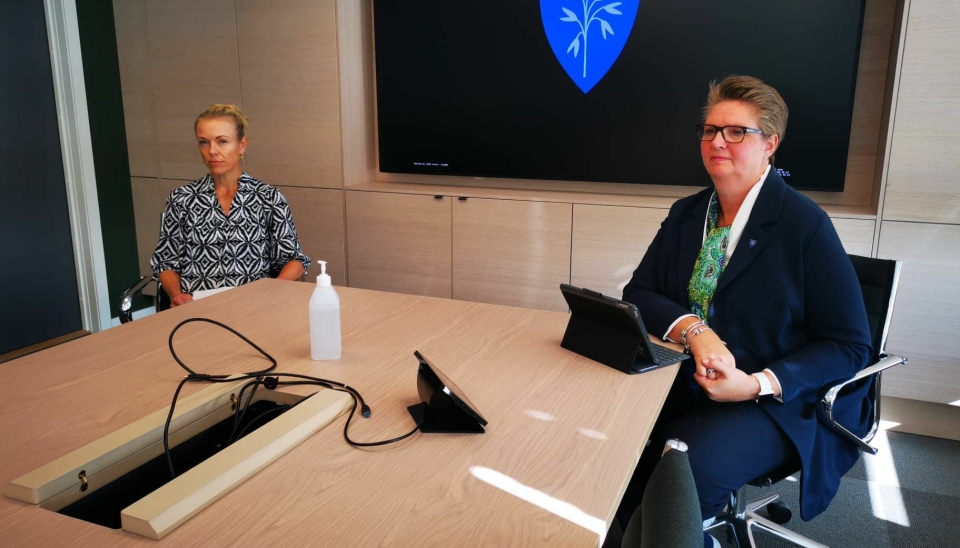 OPPDATERTE: Konstituert kommuneoverlege Kerstin Anine Johnsen Myhrvold (t.v.) og ordfører Hanne Opdan oppdaterte om smitteutbruddet ved Ski sykehus