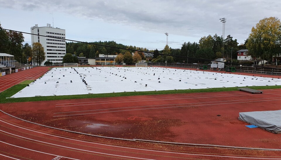 TILTAK PÅ SOFIEMYR STADION: Siden det var meldt store nedbørsmengder i forkant av toppseriekampen mellom Rosenborg og Kolbotn sist helg, måtte kommunen legge på duk for å beskytte banen. Foto: Yana Stubberudlien TILTAK PÅ SOFIEMYR STADION: Siden det var meldt store nedbørsmengder i forkant av toppseriekampen mellom Rosenborg og Kolbotn sist helg, måtte kommunen legge på duk for å beskytte banen. Foto: Yana Stubberudlien