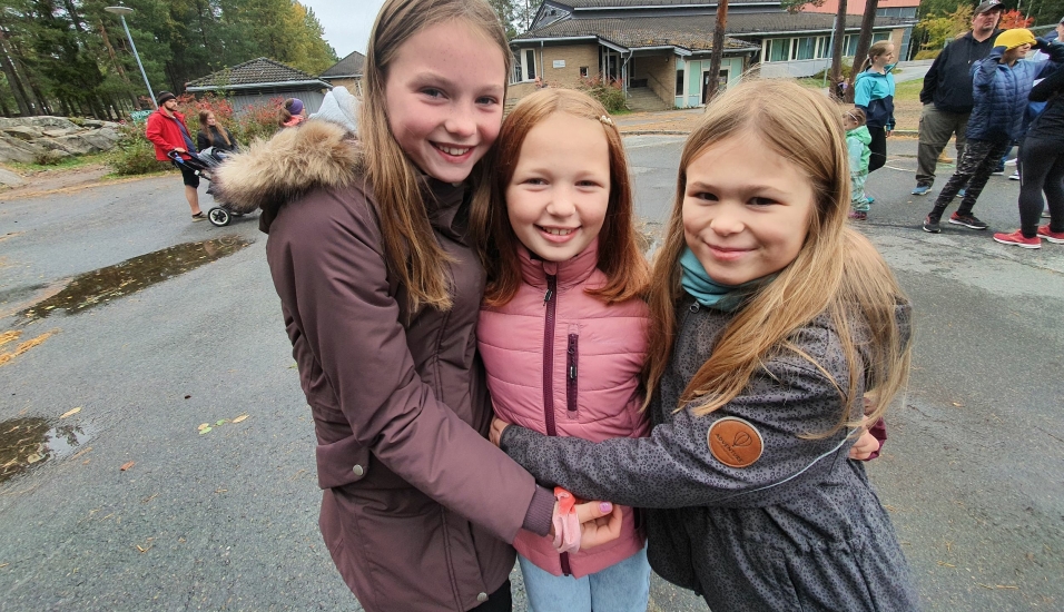 HAR VÆRT BESTEVENNER I FEM ÅR: – Vær så snill å ikke splitte oss, sier Johanne (9), Malin (9) og Iris (10) fra Tårnåsen skole.