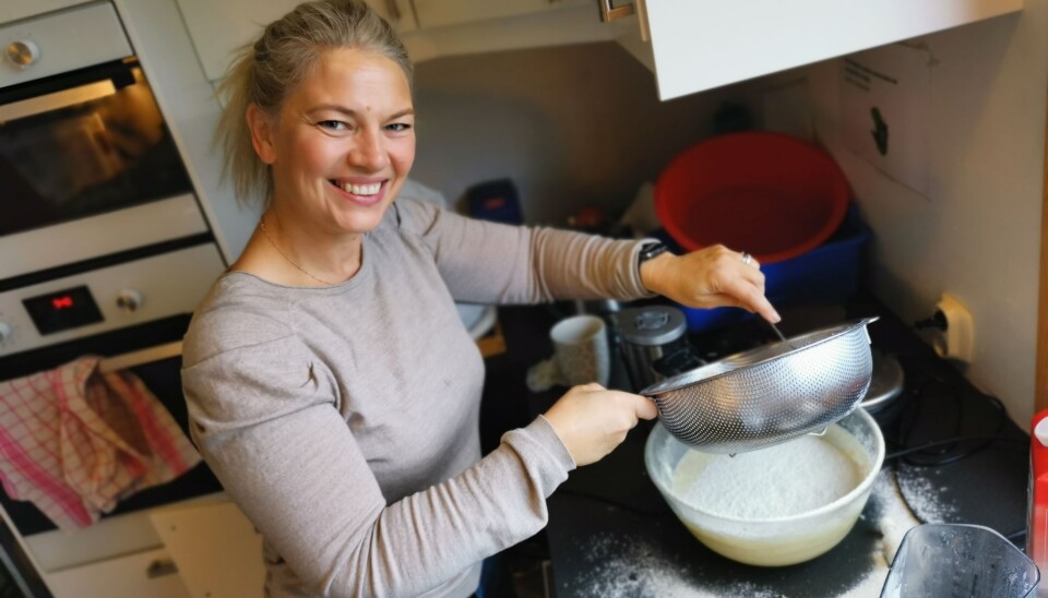 VAFFELFEST: Maya Jørgensen var godt i gang med forberedelsene da Oppegård Avis besøkte Greverud kirke mandag formidddag. VAFFELFEST: Maya Jørgensen var godt i gang med forberedelsene da Oppegård Avis besøkte Greverud kirke mandag formidddag.