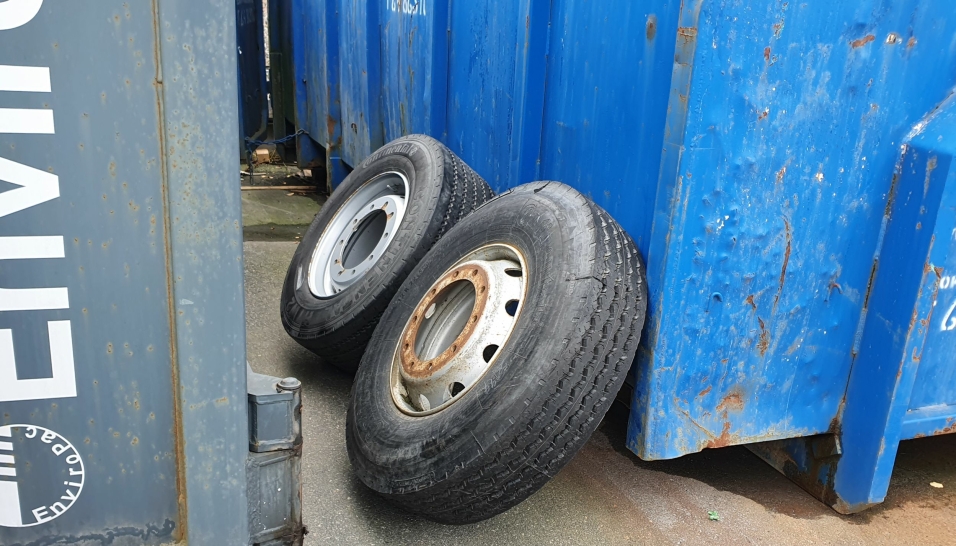 LASTEBILHJUL: Det kastes alt fra husholdningssøppel til lastebilhjul i firmaets containere. Foto: Yana Stubberudlien