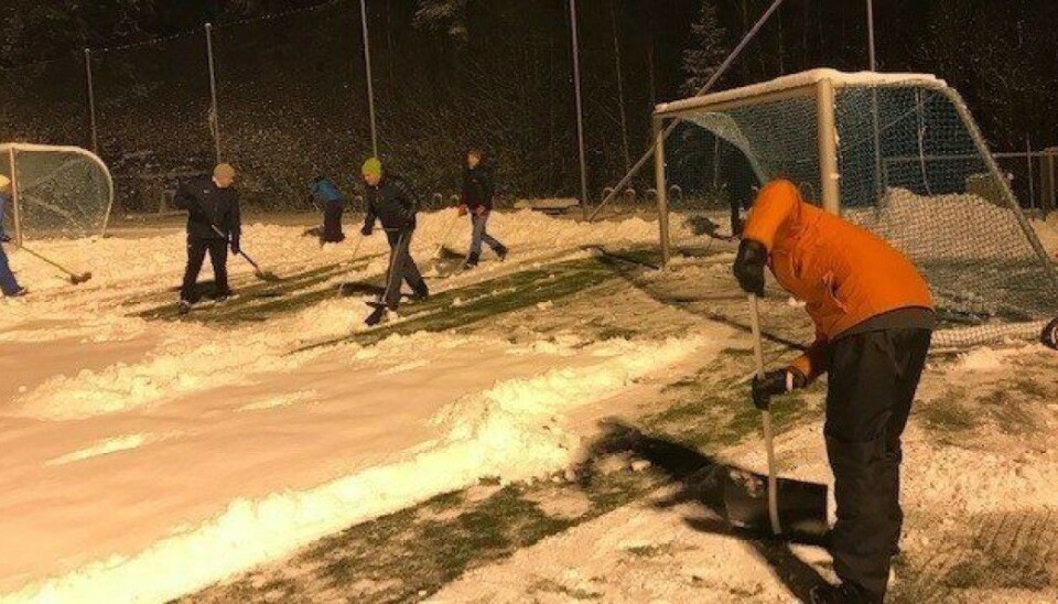 SOFIEMYR KUNSTGRESS 11. NOVEMBER 2019: Rundt 30 trenere og foreldre til fotballglade barn fra Kolbotn og Sofiemyr stilte opp på Sofiemyr kunstgressbane i fjor vinter. De jobbet i nesten tre timer og fikk måkt halve banen.