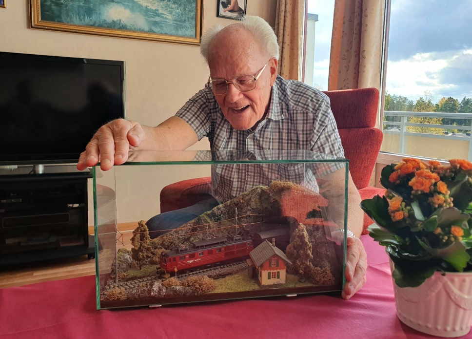 50-ÅRSGAVEN: Tidligere spesialarbeider Ørnulf Eriksen fikk en modell av yndlingslokomotivet sitt, El 14-2170, da han fylte 50 år. Foto: Yana Stubberudlien