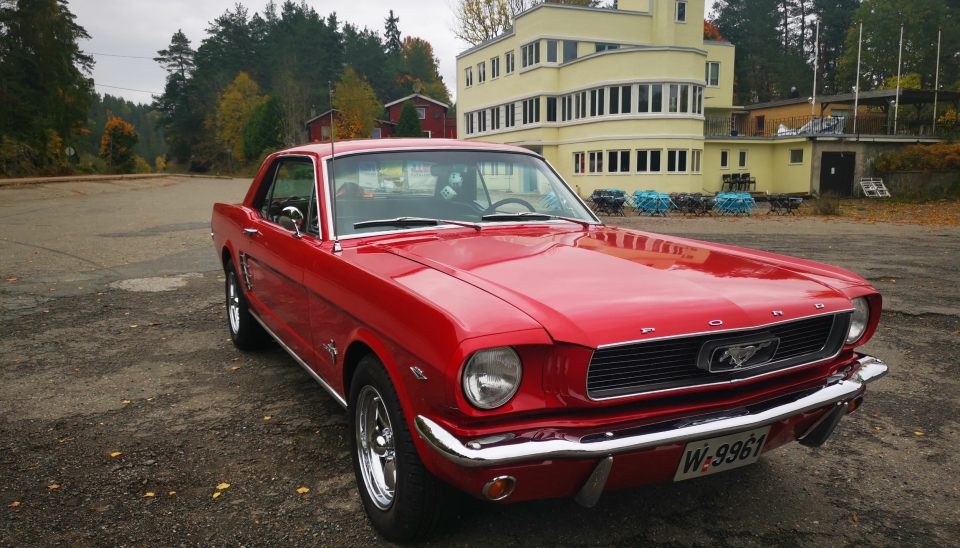 GOD MATCH: En rød Mustang fra 1966 og Tyrigrava i bakgrunnen. – Jeg er så glad i dette stedet. Her er jeg oppvokst, sier bilentusiast Eva Brattvoll.