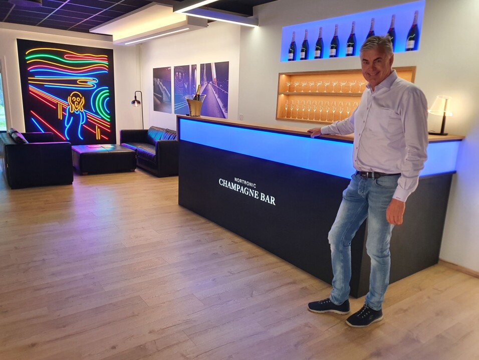 INNE I LOKALENE: Et stort showroom ligger i første etasje. På bildet kan du se daglig leder i Nortronic, Rune Vidar Nordum. INNE I LOKALENE: Et stort showroom ligger i første etasje. På bildet kan du se daglig leder i Nortronic, Rune Vidar Nordum.