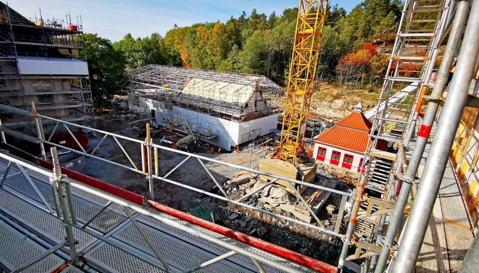SKAL STÅ FERDIG OM ETT ÅR: Når den nye barneskolen på Kolbotn står ferdig om ett år (red. anm.: etter høstferien 2021, en gang mellom uke 41 og 47), vil over halvparten av skolekapasiteten være ledig (429 av de totalt 784 elevplassene skal være ledige). Selv med de foreslåtte skolekretsendringene og med kun beregning av plankapasiteten (det vil si 90 prosent av den totale kapasiteten) på Kolbotn skole, vil over halvparten av skolekapasiteten (364 elevplasser) være ledig. Foto: Sigbjørn Vedeld. SKAL STÅ FERDIG OM ETT ÅR: Når den nye barneskolen på Kolbotn står ferdig om ett år (red. anm.: etter høstferien 2021, en gang mellom uke 41 og 47), vil over halvparten av skolekapasiteten være ledig (429 av de totalt 784 elevplassene skal være ledige). Selv med de foreslåtte skolekretsendringene og med kun beregning av plankapasiteten (det vil si 90 prosent av den totale kapasiteten) på Kolbotn skole, vil over halvparten av skolekapasiteten (364 elevplasser) være ledig. Foto: Sigbjørn Vedeld.