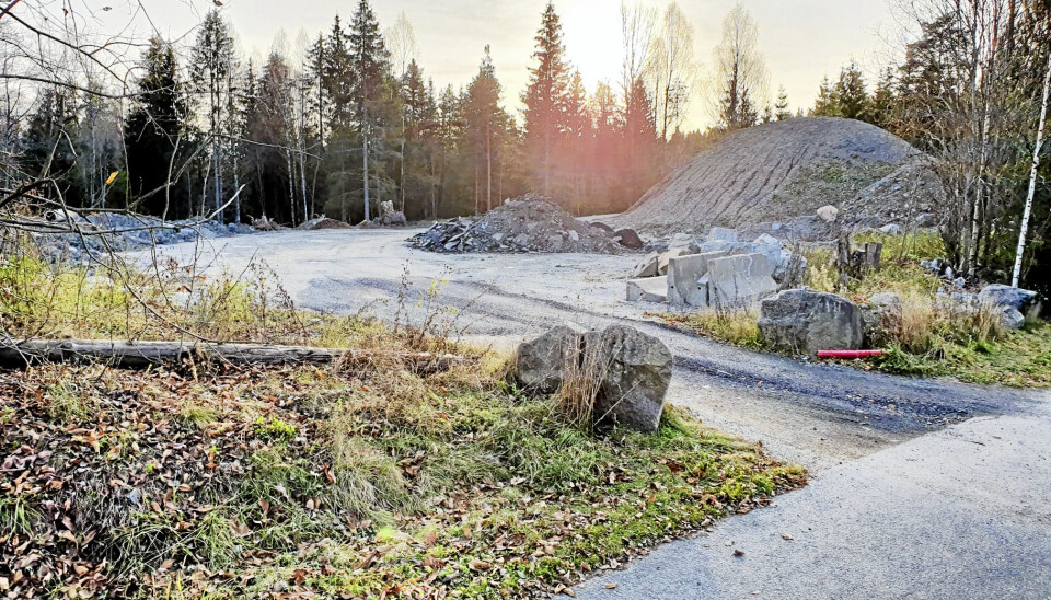 NÆRMESTE NABO TIL SNØDEPONIET: Den aktuelle delen av Ødegård skog, som kommunen ønsker å selge til utbygging, ligger like bak kommunens snødeponi i Tverrveien. Foto: Yana Stubberudlien NÆRMESTE NABO TIL SNØDEPONIET: Den aktuelle delen av Ødegård skog, som kommunen ønsker å selge til utbygging, ligger like bak kommunens snødeponi i Tverrveien. Foto: Yana Stubberudlien