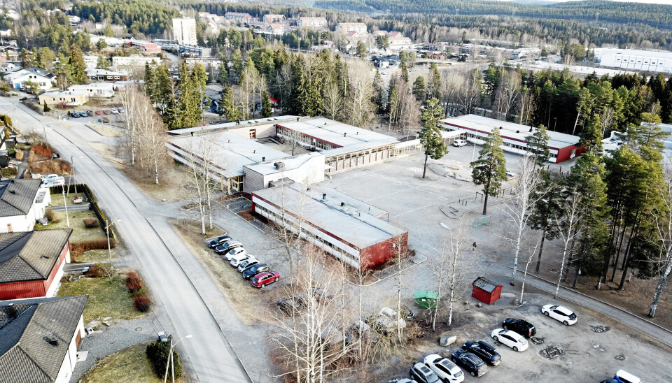 FÅR BRAKKESKOLE: Den nye modulskolen skal etableres på parkeringsplassen i nedre kant av dette bildet. Byggestart for ny skole på Sofiemyr blir trolig våren 2022. FÅR BRAKKESKOLE: Den nye modulskolen skal etableres på parkeringsplassen i nedre kant av dette bildet. Byggestart for ny skole på Sofiemyr blir trolig våren 2022.