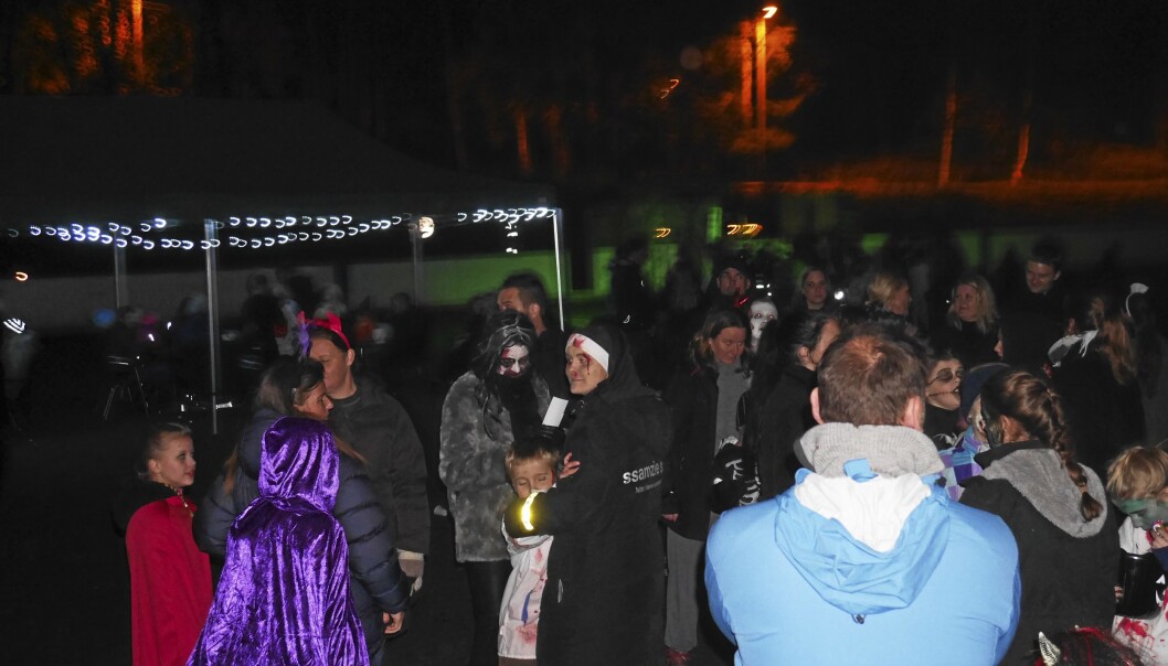 50 SOM MAKSGRENSE: Private sammenkomster på offentlig sted eller i leide eller lånte lokaler skal ha en grense på maksimalt 50 deltakere. På bildet kan du se Halloween-arrangementet i hundremeterskogen på Sofiemyr. Foto: Yana Stubberudlien 50 SOM MAKSGRENSE: Private sammenkomster på offentlig sted eller i leide eller lånte lokaler skal ha en grense på maksimalt 50 deltakere. På bildet kan du se Halloween-arrangementet i hundremeterskogen på Sofiemyr. Foto: Yana Stubberudlien