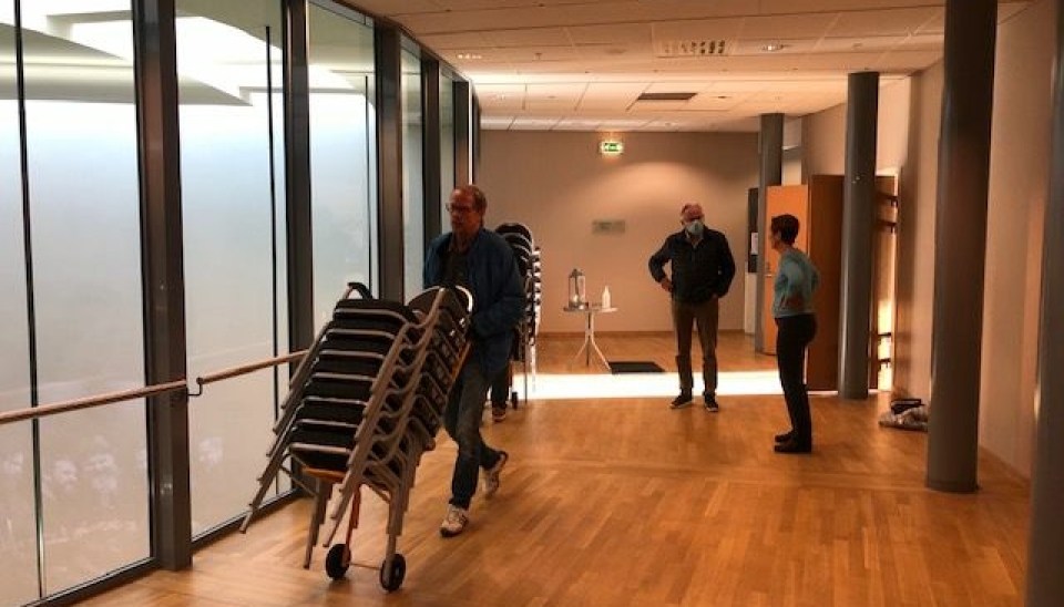 300 STOLER: Nå pågår uttrilling av cirka 300 stoler, i regi av Pinsekirken ved Oddvar Haugen og medhjelpere, og etter hvert kommer det også nye bord og øvrige møbler. Daglig leder Sonja Nordby har regien på det hele.