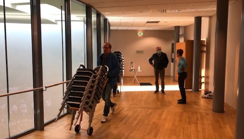 300 STOLER: Nå pågår uttrilling av cirka 300 stoler, i regi av Pinsekirken ved Oddvar Haugen og medhjelpere, og etter hvert kommer det også nye bord og øvrige møbler. Daglig leder Sonja Nordby har regien på det hele. 300 STOLER: Nå pågår uttrilling av cirka 300 stoler, i regi av Pinsekirken ved Oddvar Haugen og medhjelpere, og etter hvert kommer det også nye bord og øvrige møbler. Daglig leder Sonja Nordby har regien på det hele.