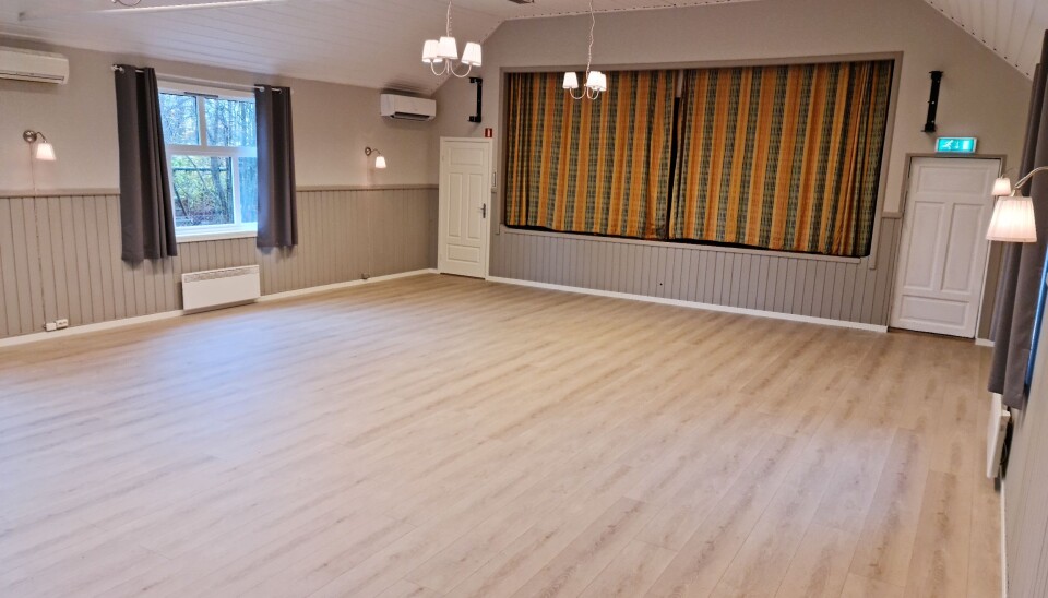 NYTT GULV: Hovedsalen i grendehuset har fått nytt gulv, og denne uken kom det nye lydanlegget på plass. Det gamle sceneteppet blir også byttet ut. NYTT GULV: Hovedsalen i grendehuset har fått nytt gulv, og denne uken kom det nye lydanlegget på plass. Det gamle sceneteppet blir også byttet ut.
