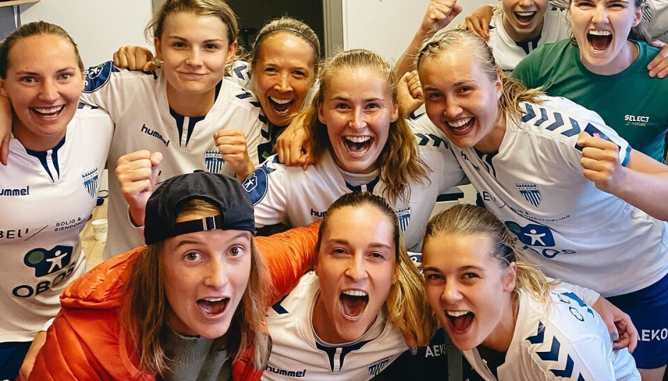 FORTSATT TOPPSERIE? Kolbotns toppserielag har hatt en tøff sesong. Nå håper vi på flere jubelscener som denne da jentene slo Lyn i september. FORTSATT TOPPSERIE? Kolbotns toppserielag har hatt en tøff sesong. Nå håper vi på flere jubelscener som denne da jentene slo Lyn i september.
