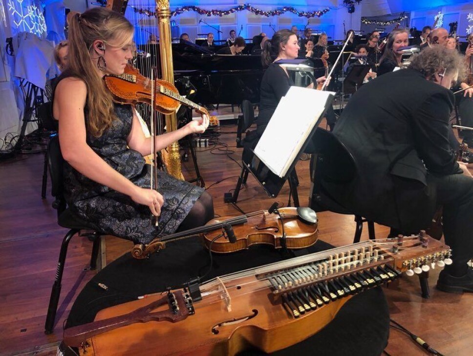FIOLIN OG NØKKELHARPE: Ingvild Habbestad spiller både fiolin og nøkkelharpe i NRKs nye julekalender «Stjernestøv», som har premiere tirsdag 1. desember. Foto: Agnes Hoffart FIOLIN OG NØKKELHARPE: Ingvild Habbestad spiller både fiolin og nøkkelharpe i NRKs nye julekalender «Stjernestøv», som har premiere tirsdag 1. desember. Foto: Agnes Hoffart