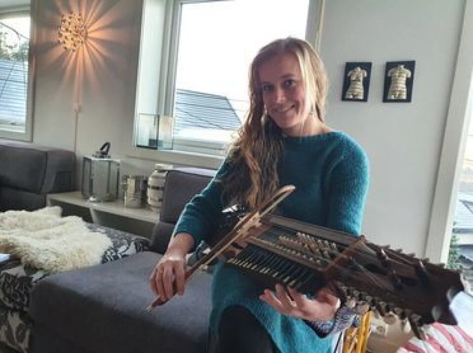NØKKELHARPE: Ingvild Habbestad begynte å spille nøkkelharpe i mars i år. Nå kan du høre henne spille det spesielle instrumentet i årets julekalender på NRK. Foto: Yana Stubberudlien NØKKELHARPE: Ingvild Habbestad begynte å spille nøkkelharpe i mars i år. Nå kan du høre henne spille det spesielle instrumentet i årets julekalender på NRK. Foto: Yana Stubberudlien