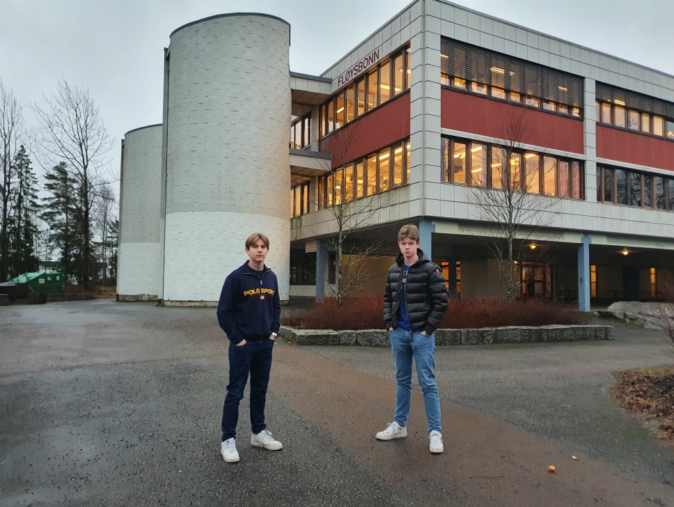 STORTRIVES PÅ UNGDOMSSKOLEN: Elevrådsleder Fredrik Langekjend Monstad (15) og nestleder Isak Stormo Kristiansen (15) ber politikerne om å bevare ungdomsmiljøet på Fløysbonn. Alle foto: Yana Stubberudlien
