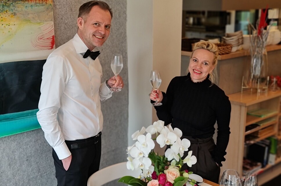 SKÅL FOR FREMTIDEN: Vebjørn Aarflot og Helene Jahren legger snart bak seg et tøft år for Gamle Tårnhuset. Som mange andre har restauranten blitt hardt rammet av koronakrisen. Duoen tenker likevel positivt og har stor tro på det kommende året. SKÅL FOR FREMTIDEN: Vebjørn Aarflot og Helene Jahren legger snart bak seg et tøft år for Gamle Tårnhuset. Som mange andre har restauranten blitt hardt rammet av koronakrisen. Duoen tenker likevel positivt og har stor tro på det kommende året.