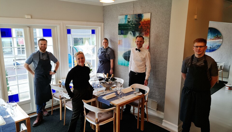 SER FREMOVER: Gjengen bak Gamle Tårnhuset restaurant ser frem til å kickstarte 2021 med egen festmeny. Her ser du Helene Jahren, kjøkkensjef Torstein Sørum, Victoria Wainio, Vebjørn Aarflot og Simen Finstad. SER FREMOVER: Gjengen bak Gamle Tårnhuset restaurant ser frem til å kickstarte 2021 med egen festmeny. Her ser du Helene Jahren, kjøkkensjef Torstein Sørum, Victoria Wainio, Vebjørn Aarflot og Simen Finstad.