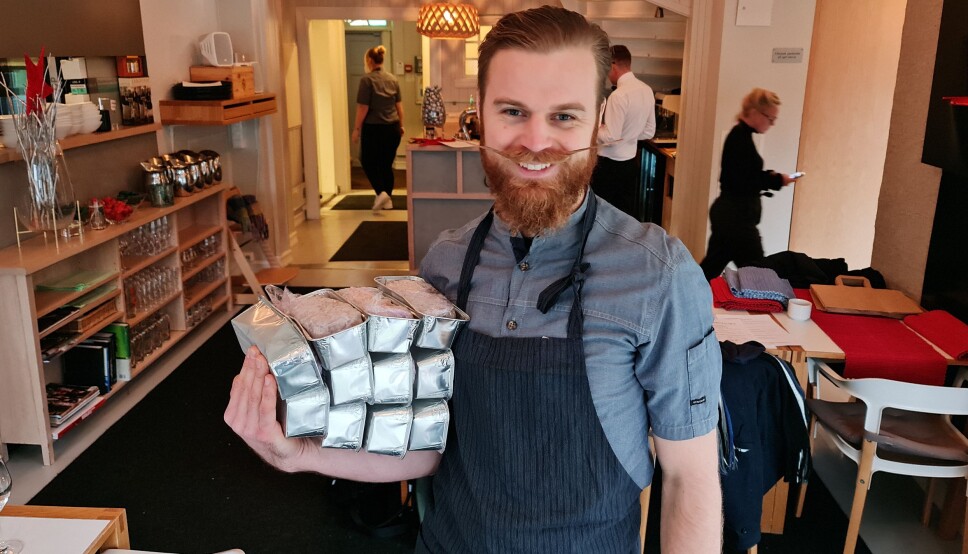 SELGER JULEMATEN: Lørdagene før jul kan du kjøpe leverpostei, medisterkaker og andre varer restauranten produserte opp før nedstengingen. Kjøkkensjef Torstein Sørum viser her frem noen av leverposteiene fra fryselageret. SELGER JULEMATEN: Lørdagene før jul kan du kjøpe leverpostei, medisterkaker og andre varer restauranten produserte opp før nedstengingen. Kjøkkensjef Torstein Sørum viser her frem noen av leverposteiene fra fryselageret.