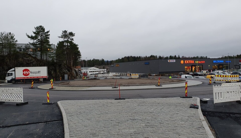 BLE FERDIGSTILT TIDLIGERE ENN PLANLAGT: Den nye rundkjøringen, som skal erstatte dagens T-kryss i Taraldrudveien, Sam Eydes vei og Sofiemyrveien, skulle ferdigstilles innen januar-mars 2021, men blir i drift om en uke. Foto: Yana Stubberudlien BLE FERDIGSTILT TIDLIGERE ENN PLANLAGT: Den nye rundkjøringen, som skal erstatte dagens T-kryss i Taraldrudveien, Sam Eydes vei og Sofiemyrveien, skulle ferdigstilles innen januar-mars 2021, men blir i drift om en uke. Foto: Yana Stubberudlien