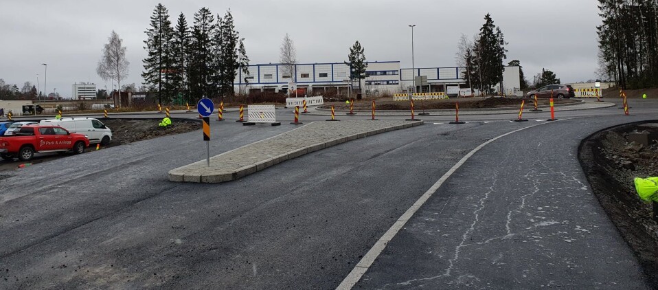 NY ADKOMST TIL BUTIKKENE: Den nye rundkjøringen på Sofiemyr, med innkjøring fra Taraldrudveien til næringsfeltet i Sofiemyrveien/Kongeveien, skal åpnes torsdag neste uke. Foto: Yana Stubberudlien NY ADKOMST TIL BUTIKKENE: Den nye rundkjøringen på Sofiemyr, med innkjøring fra Taraldrudveien til næringsfeltet i Sofiemyrveien/Kongeveien, skal åpnes torsdag neste uke. Foto: Yana Stubberudlien