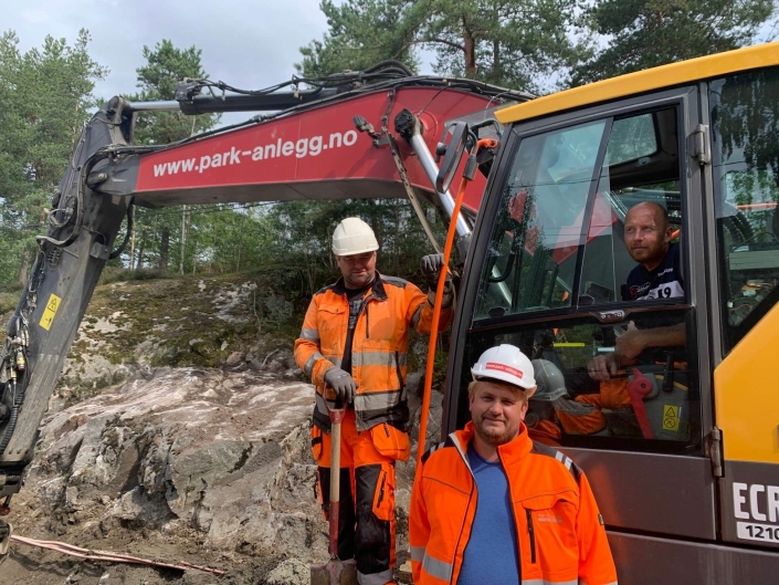 FORNØYD MED PROSJEKTET: Fra venstre kan du se rørlegger Steinar Nilsen, prosjektleder Jan Inge Norderhaug (foran på bildet) og maskinfører Ronny Stangejordet.
