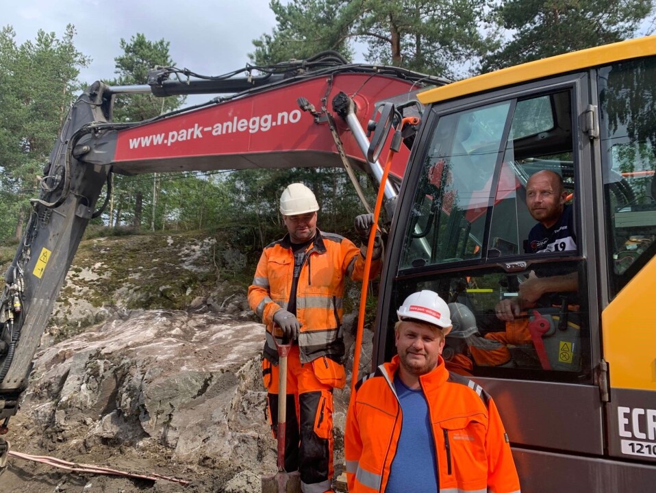 FORNØYD MED PROSJEKTET: Fra venstre kan du se rørlegger Steinar Nilsen, prosjektleder Jan Inge Norderhaug (foran på bildet) og maskinfører Ronny Stangejordet. FORNØYD MED PROSJEKTET: Fra venstre kan du se rørlegger Steinar Nilsen, prosjektleder Jan Inge Norderhaug (foran på bildet) og maskinfører Ronny Stangejordet.