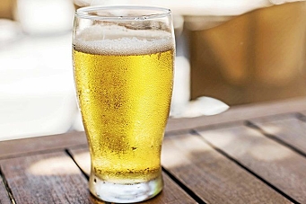 Åpner opp alkoholserveringen igjen – med spiseplikt