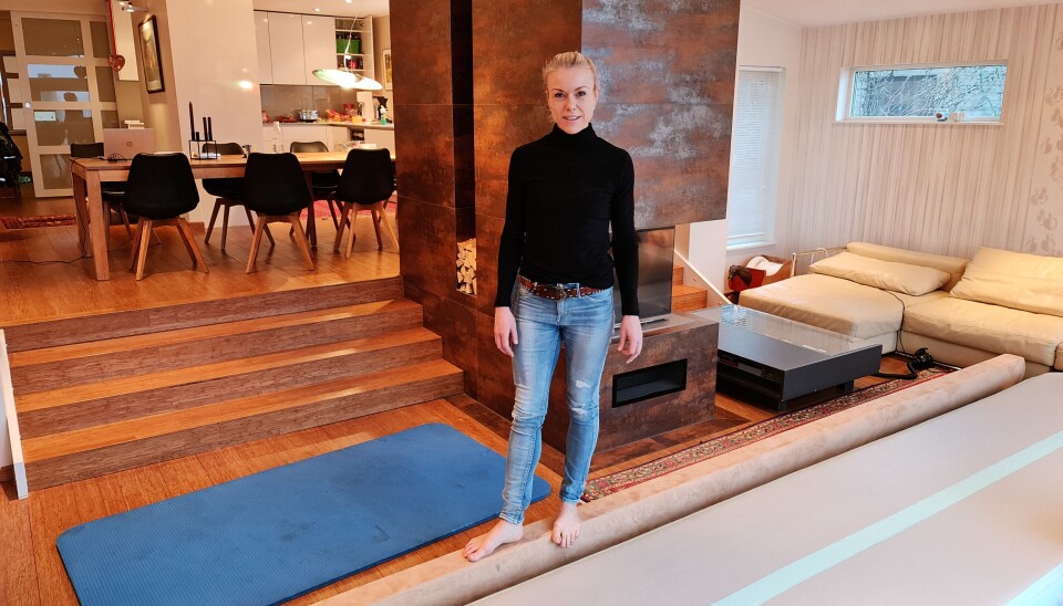 HJEMMETRENING: Bom og turnmatter ligger klarer for en treningsøkt i stua. I bakgrunnen står datamaskinen klar på hjemmekontoret til kommuneoverlege Kerstin Anine Johnsen Myhrvold. HJEMMETRENING: Bom og turnmatter ligger klarer for en treningsøkt i stua. I bakgrunnen står datamaskinen klar på hjemmekontoret til kommuneoverlege Kerstin Anine Johnsen Myhrvold.