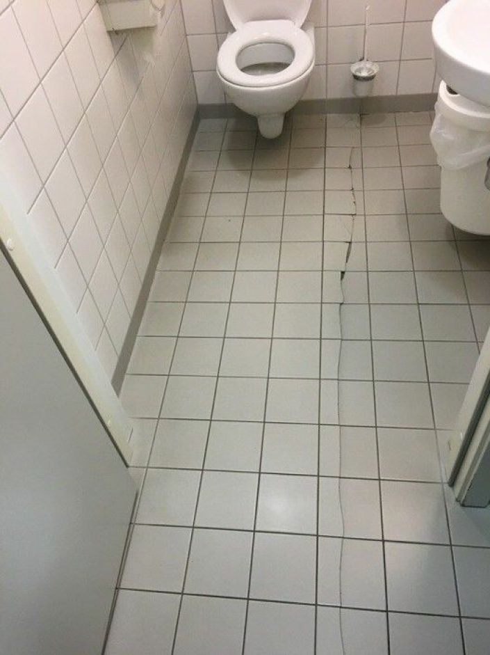 SPRAKK PÅ TVERS: Dette bildet, som viser en tversgående sprekk i gulvet, ble tatt på toalettet i andre etasje i Kolben 4. april i år. Foto: Karen Lorch-Falch Lind