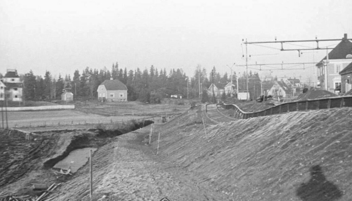 LØSMASSESKRED VED KOLBOTN STASJON: Bildet viser utglidning av løsmassene ved Kolbotn stasjon i 1936. Foto: Ukjent/Norsk Jernbanemuseum