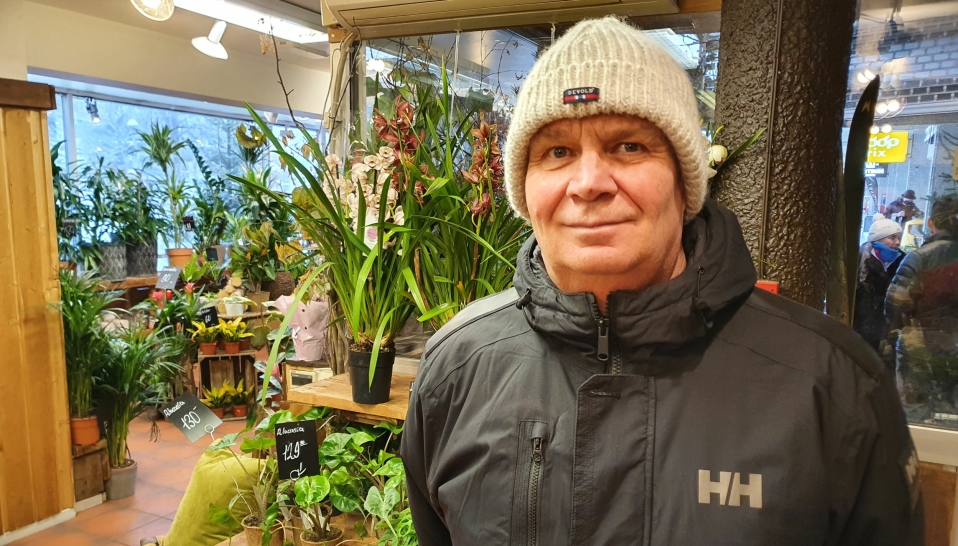 FORNØYD KUNDE: Eivind Christensen (66) fra Oppegård sier han er innom blomsterbutikken en gang i måneden, og er veldig fornøyd med både service og priser, og ikke minst med utvalget og den hyggelige betjeningen.