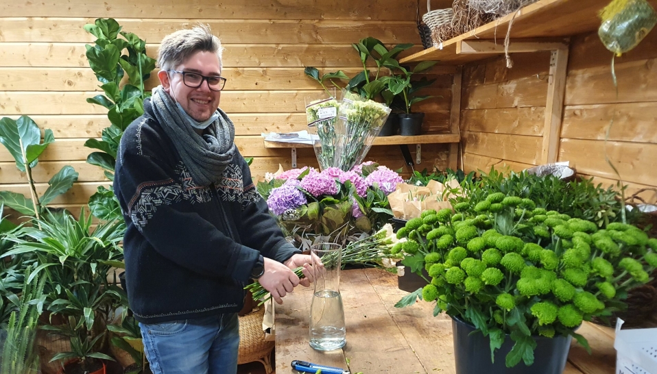 FIKK NY JOBB: Roy-André Reppen startet i ny jobb for en uke siden. Nå kan han hjelpe deg med å sette opp blomster til forskjellige anledninger, og det er uten noe ekstra betaling.