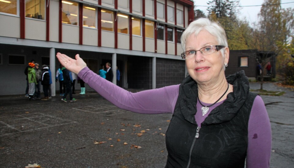 INN I DEBATTEN: Rektor Anne Hodne Endal ved Kolbotn skole ved siden av paviljongen fra 1959. Dette var en av bygningene som ble revet da byggearbeidene til den nye skolen startet. Dette bildet er fra 2017. INN I DEBATTEN: Rektor Anne Hodne Endal ved Kolbotn skole ved siden av paviljongen fra 1959. Dette var en av bygningene som ble revet da byggearbeidene til den nye skolen startet. Dette bildet er fra 2017.