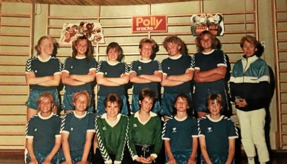 DEN GANG DA: Kjersti Langekjend har sendt oss dette bildet fra gamlelaget i sin storhetstid. Kolbotn J1972, her som P14 1. lag. Laget var kretsmestere som P12 og bestod av en veldig sammensveiset gjeng med jenter, og med veldig dedikerte trenere i Ingjerd og Erik Kalland. Jentene presenteres her med pikenavn! Bak f.v: Linda Furu, Vibeke Skogsberg, Anne Kalland, Christines Hvidsten, Camilla Stensrud, Majken Heggelund, Ingjerd Kalland Foran f.v: Hege Moen, Stine Bye, Kjersti Langekjend, Anne Kristine ”Anki” Grude, Line Nicolaisen, Birgitte Knutsen