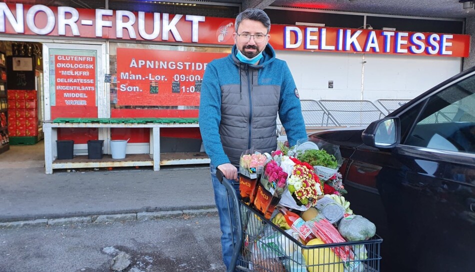 GRATIS LEVERING: – Dette er et tilbud til folk i tidligere Oppegård som trenger hjelp i denne tiden, sier Cihad Ugur. Foto: Yana Stubberudlien GRATIS LEVERING: – Dette er et tilbud til folk i tidligere Oppegård som trenger hjelp i denne tiden, sier Cihad Ugur. Foto: Yana Stubberudlien