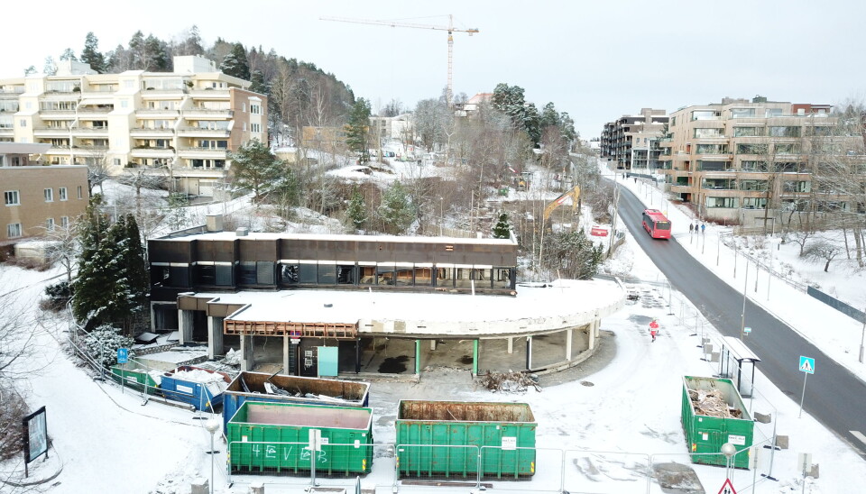 RIBBET OG RIVEKLART: Den gamle bygningen i krysset Kolbotnveien/Ormerudveien sto klart til rivning mandag denne uken. RIBBET OG RIVEKLART: Den gamle bygningen i krysset Kolbotnveien/Ormerudveien sto klart til rivning mandag denne uken.
