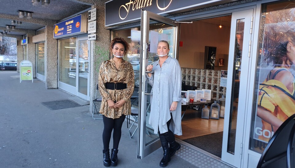 HOLDER ÅPENT: Ingrid Alcantara og Camilla Pedersen ønsker kundene velkommen. Foto: Yana Stubberudlien HOLDER ÅPENT: Ingrid Alcantara og Camilla Pedersen ønsker kundene velkommen. Foto: Yana Stubberudlien