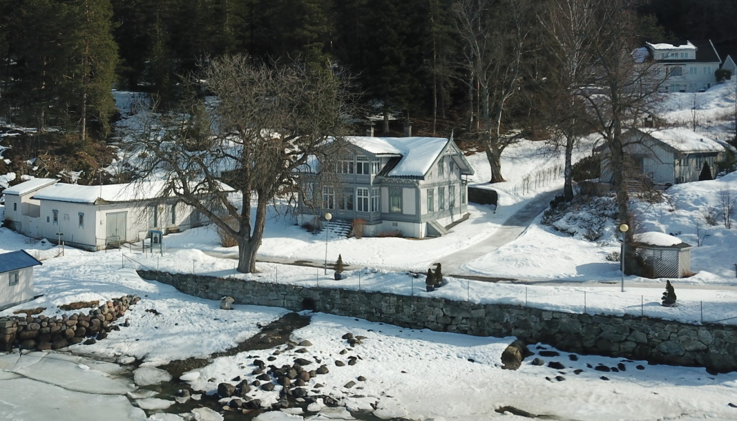 NASJONALSKATT: Roald Amundsens hjem ligger vakkert til ved Bunnefjorden. Lysthuset der det ble tent opp bål kvelden 16. januar, vises til høyre i bildet.