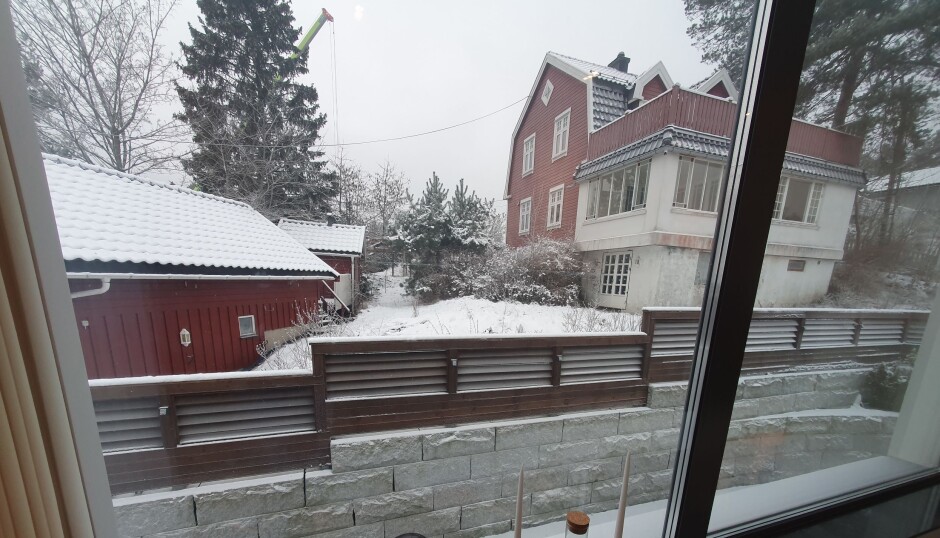 RETT BAK GJERDET: Rett bak gjerdet du ser på bildet skal det bygges innkjørsel til garasjeanlegget og duplex-rekkehusene på fire etasjer over bakkenivået. Foto: Yana Stubberudlien RETT BAK GJERDET: Rett bak gjerdet du ser på bildet skal det bygges innkjørsel til garasjeanlegget og duplex-rekkehusene på fire etasjer over bakkenivået. Foto: Yana Stubberudlien