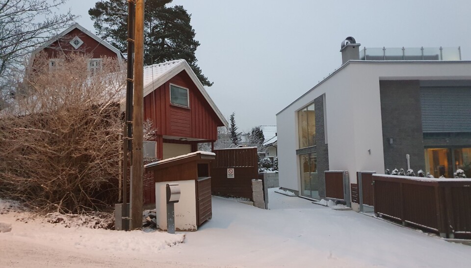 HER SKAL DET BLI INNKJØRSEL TIL GARASJEANLEGGET: Det røde huset i Kantorveien 13 er kjøpt av utbyggeren og skal rives. Her skal det bygges innkjørsel til et garasjeanlegg og fire duplex-rekkehus med fire etasjer over bakkenivået. HER SKAL DET BLI INNKJØRSEL TIL GARASJEANLEGGET: Det røde huset i Kantorveien 13 er kjøpt av utbyggeren og skal rives. Her skal det bygges innkjørsel til et garasjeanlegg og fire duplex-rekkehus med fire etasjer over bakkenivået.