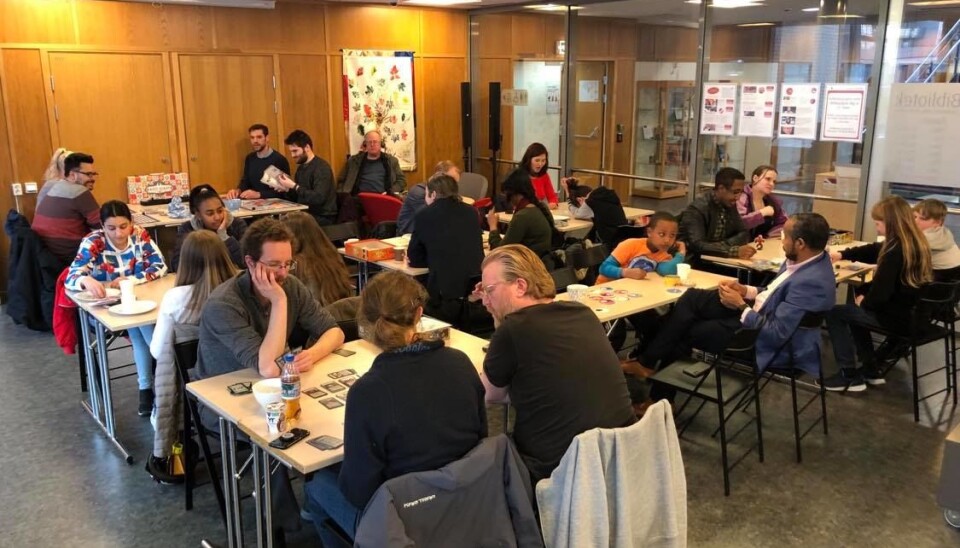 TOPPER LISTEN: Human-Etisk Forbund har flest tilskuddsberettigede medlemmer i Oppegård. Lokalt har forbundet i mange år samarbeidet med biblioteket i Kolben om å arrangere spillkveldene hvor fokuset er på sosialt samvær. TOPPER LISTEN: Human-Etisk Forbund har flest tilskuddsberettigede medlemmer i Oppegård. Lokalt har forbundet i mange år samarbeidet med biblioteket i Kolben om å arrangere spillkveldene hvor fokuset er på sosialt samvær.